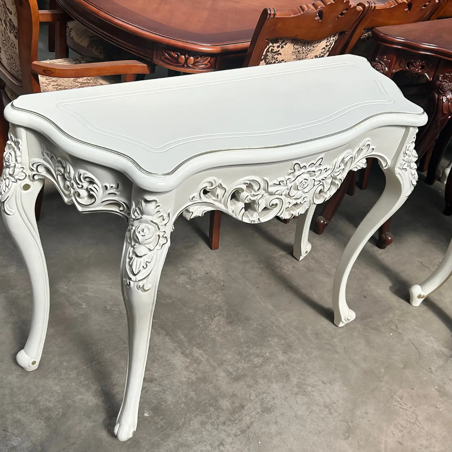 Mesa de Arrimo Clásica Tallada con Patas Curvas y Diseño Ornamental 9