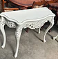 Mesa de Arrimo Clásica Tallada con Patas Curvas y Diseño Ornamental - Miniatura 9