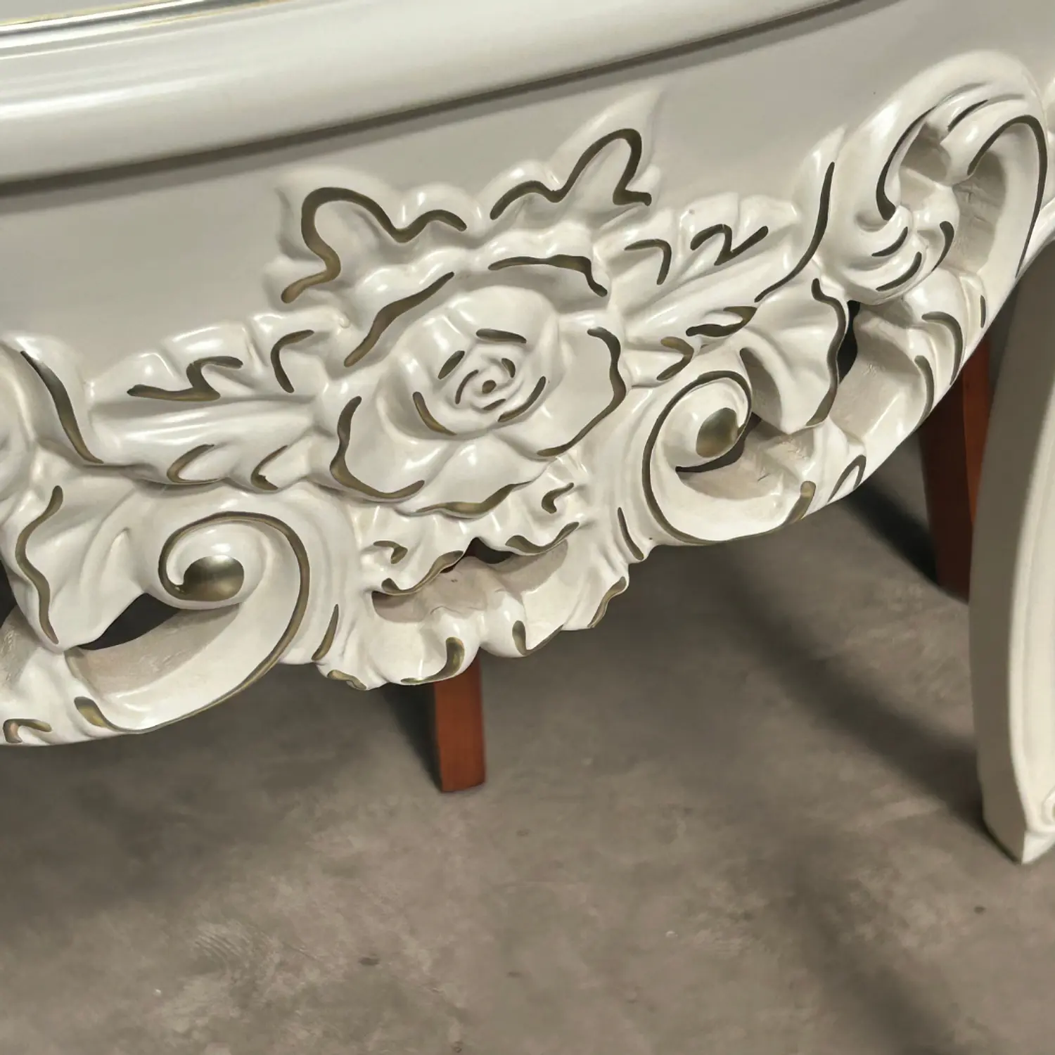 Mesa de Arrimo Clásica Tallada con Patas Curvas y Diseño Ornamental 10