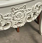 Mesa de Arrimo Clásica Tallada con Patas Curvas y Diseño Ornamental - Miniatura 10