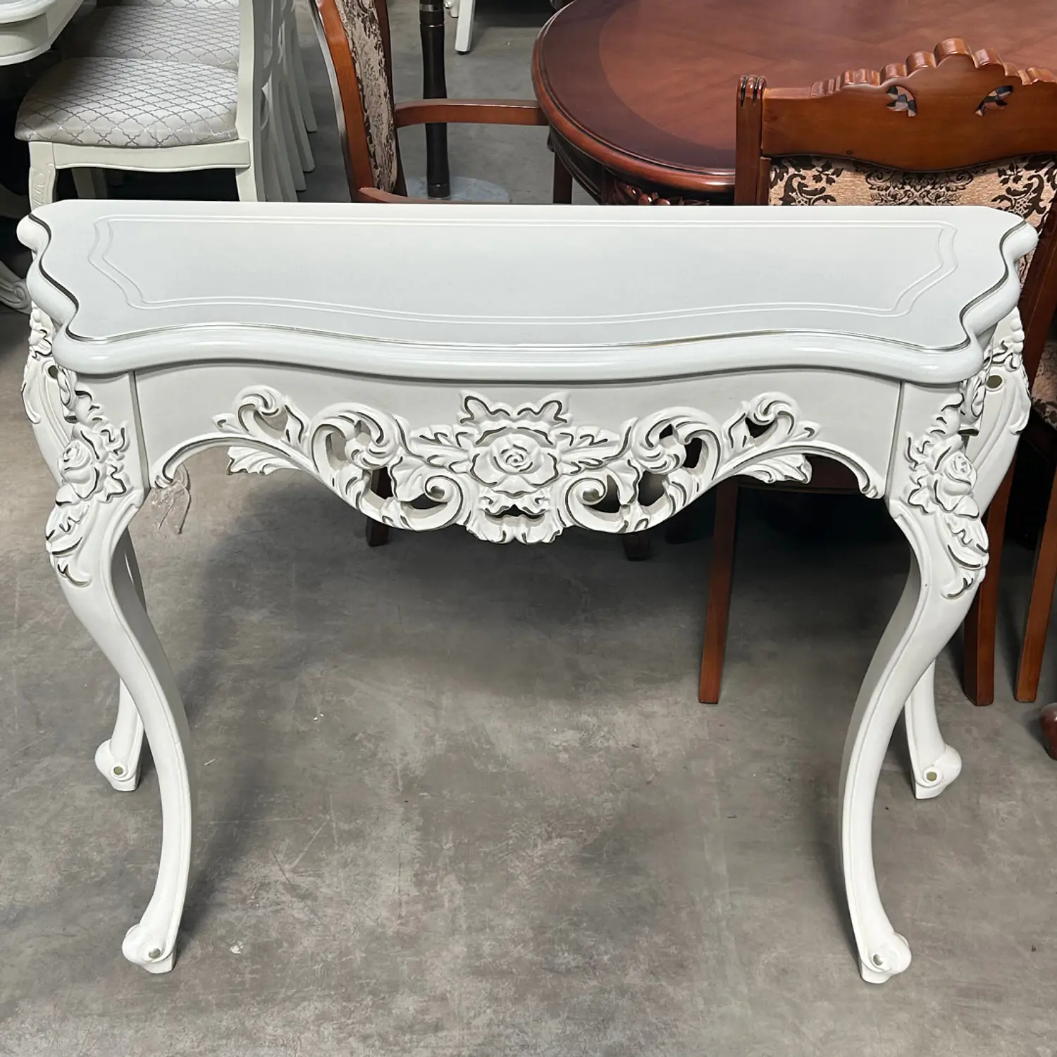 Mesa de Arrimo Clásica Tallada con Patas Curvas y Diseño Ornamental 11