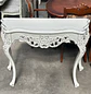 Mesa de Arrimo Clásica Tallada con Patas Curvas y Diseño Ornamental - Miniatura 11