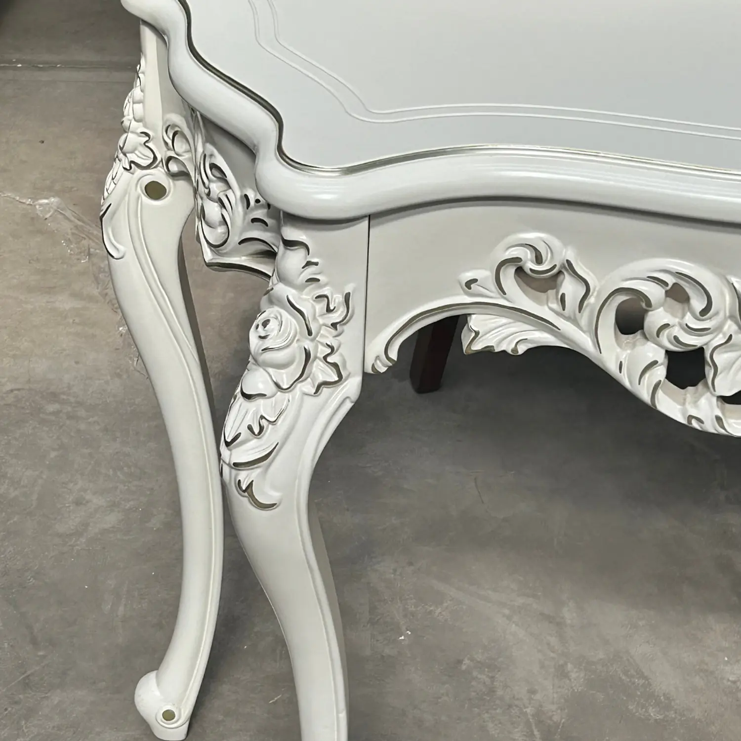 Mesa de Arrimo Clásica Tallada con Patas Curvas y Diseño Ornamental 12