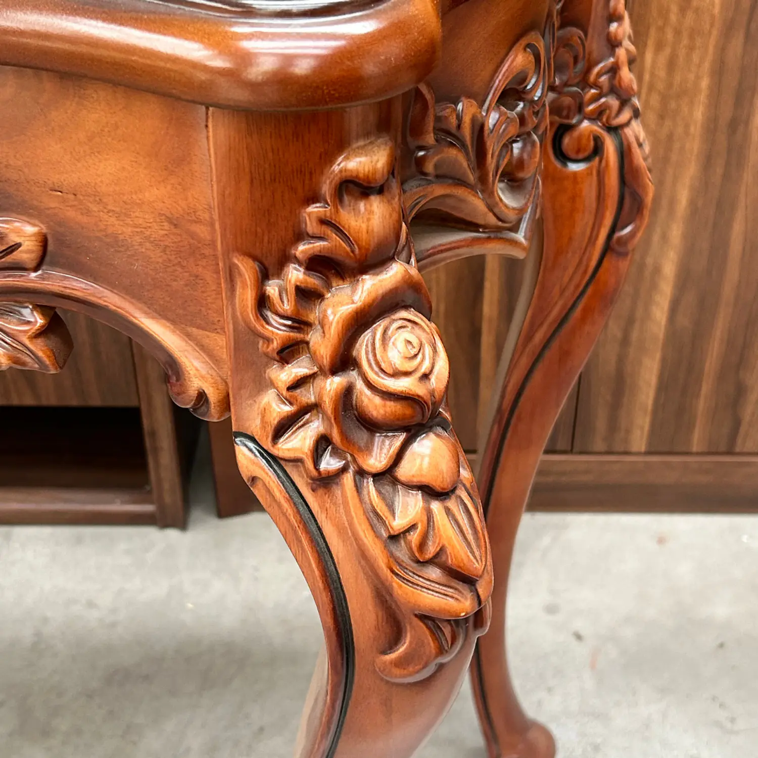Mesa de Arrimo Clásica Tallada con Patas Curvas y Diseño Ornamental 7