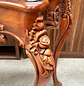 Mesa de Arrimo Clásica Tallada con Patas Curvas y Diseño Ornamental - Miniatura 7