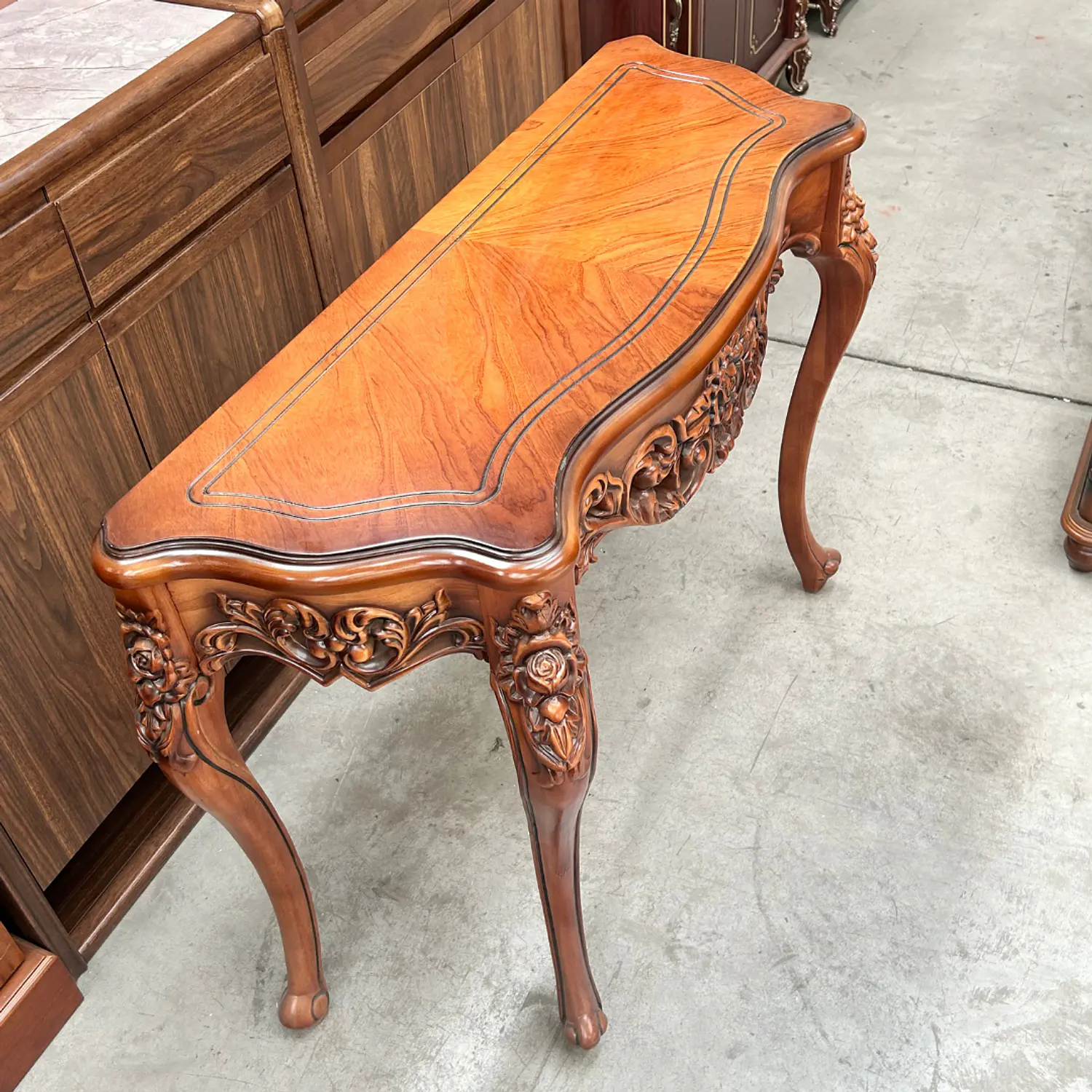 Mesa de Arrimo Clásica Tallada con Patas Curvas y Diseño Ornamental 4