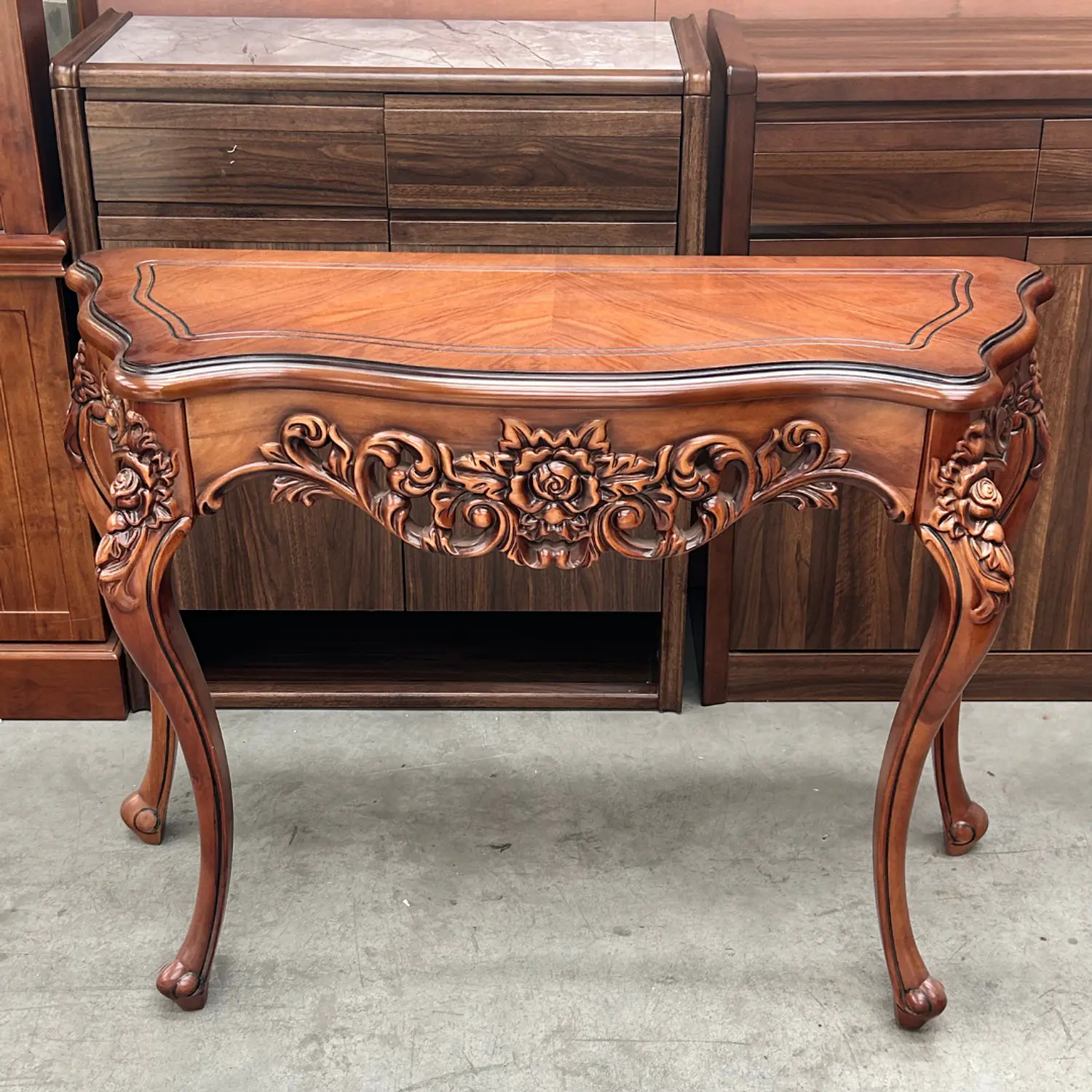Mesa de Arrimo Clásica Tallada con Patas Curvas y Diseño Ornamental 5