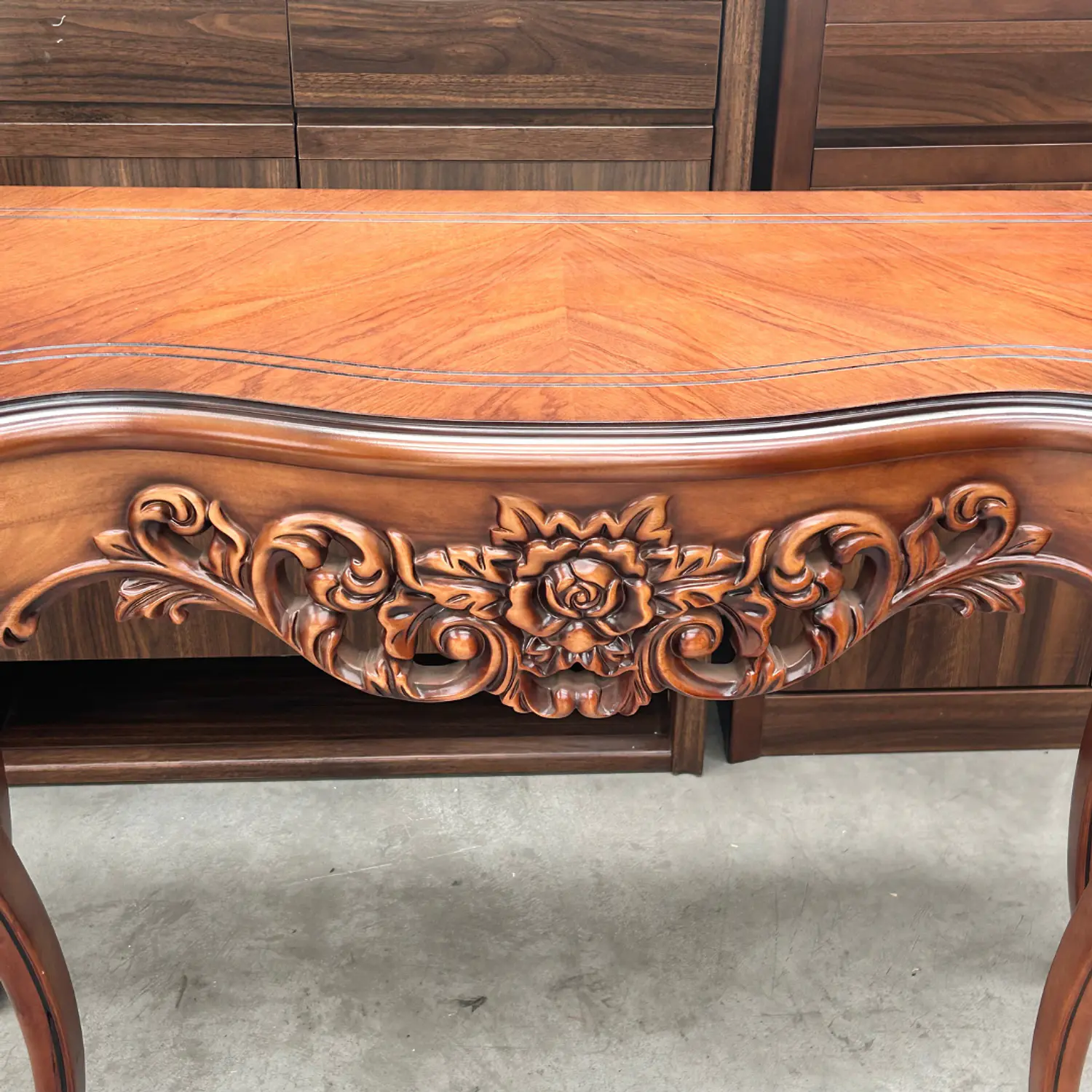 Mesa de Arrimo Clásica Tallada con Patas Curvas y Diseño Ornamental 6