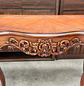 Mesa de Arrimo Clásica Tallada con Patas Curvas y Diseño Ornamental - Miniatura 6