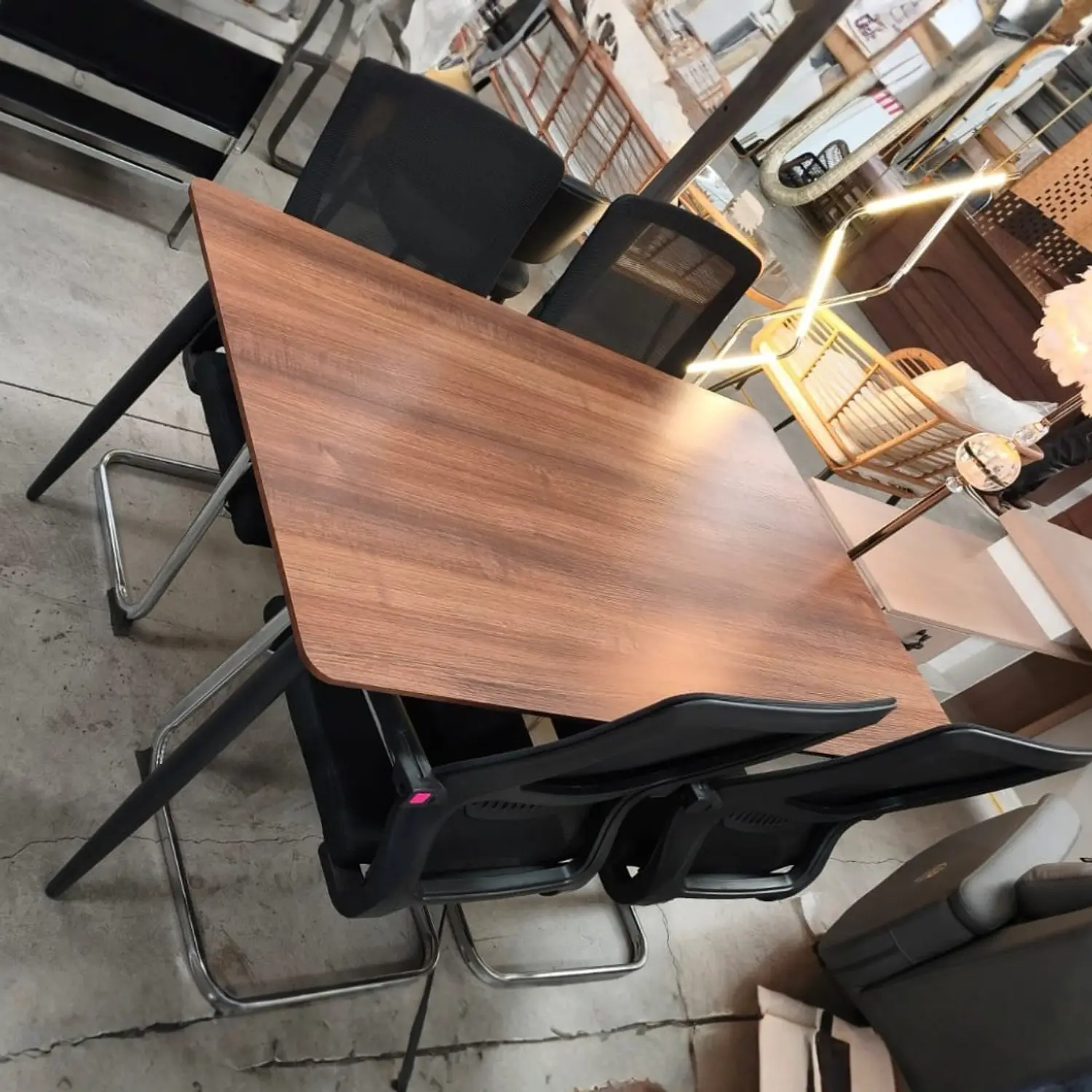 Mesa Rectangular con Acabado Roble Más 4 Sillas de Oficina 11