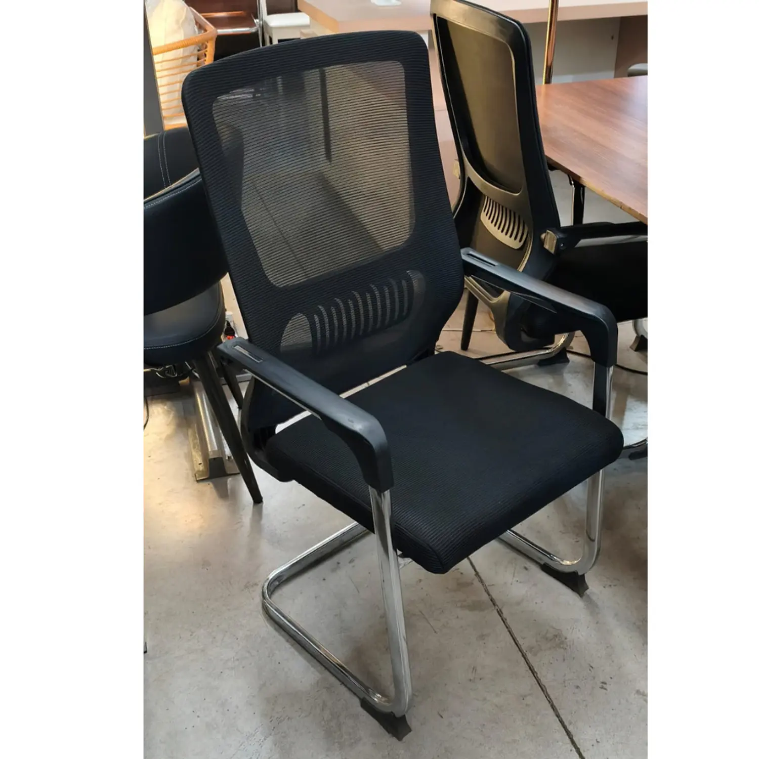 Silla de Visita Sofía con Respaldo de Malla y Estructura Metálica 6