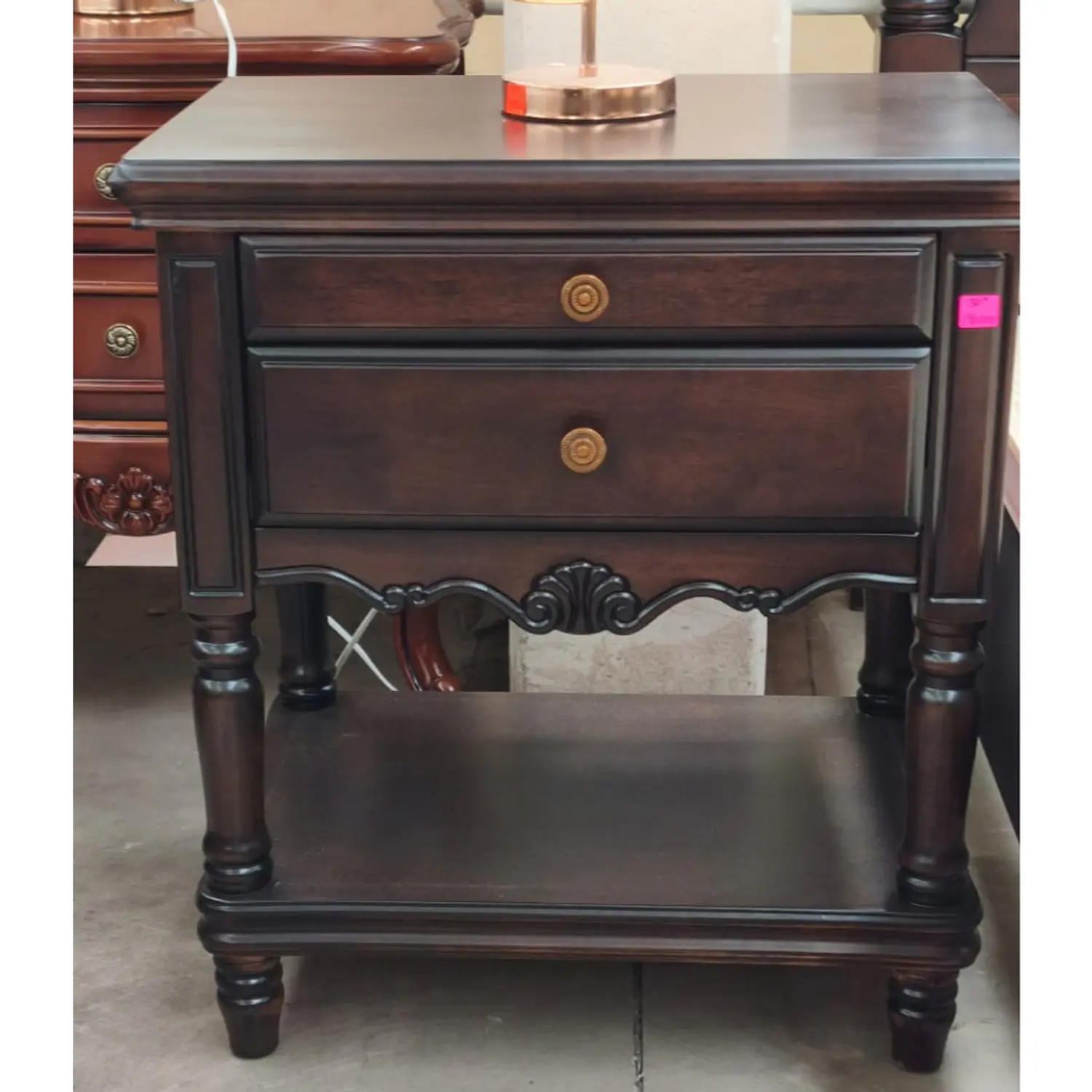 Velador de Madera Oscura 2 Cajones Tallado Clásico 5