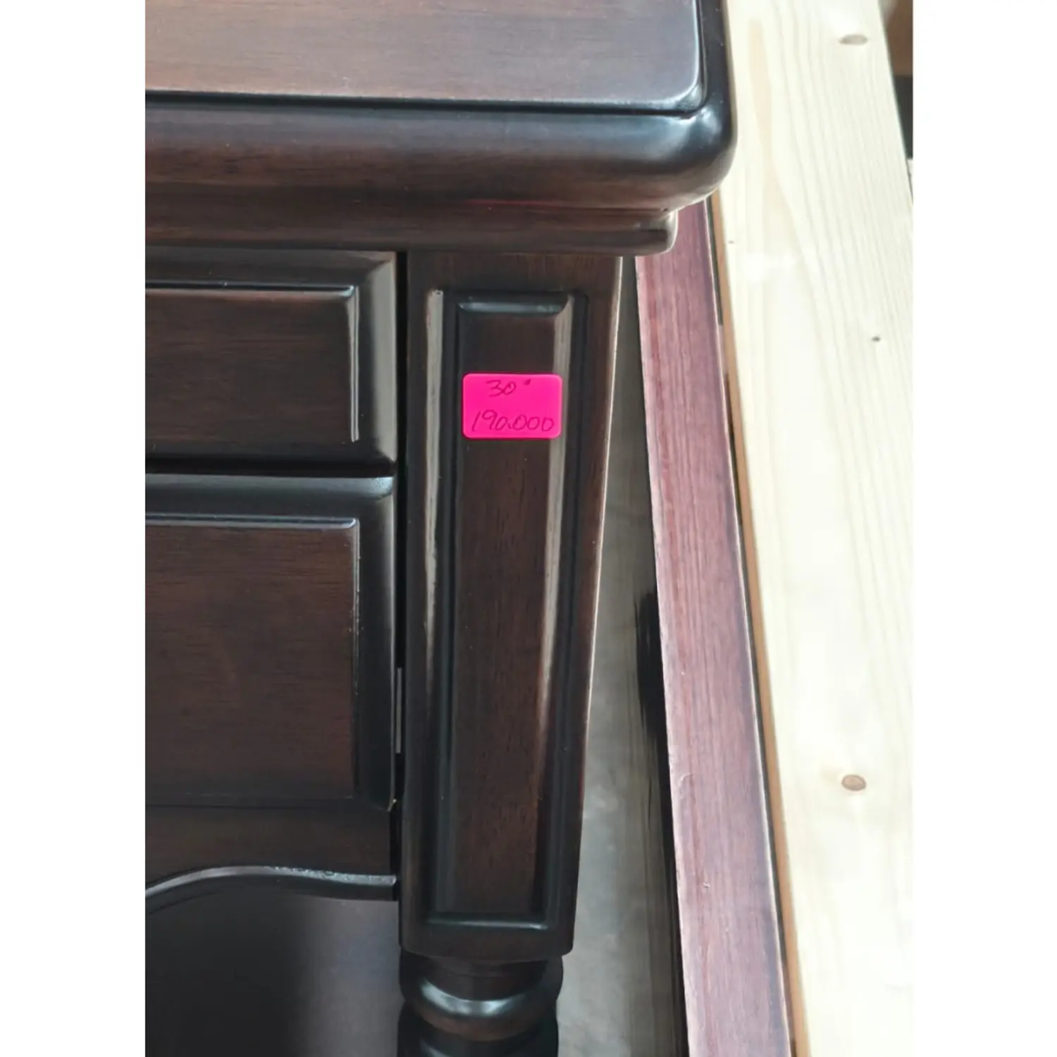 Velador de Madera Oscura 2 Cajones Tallado Clásico 6