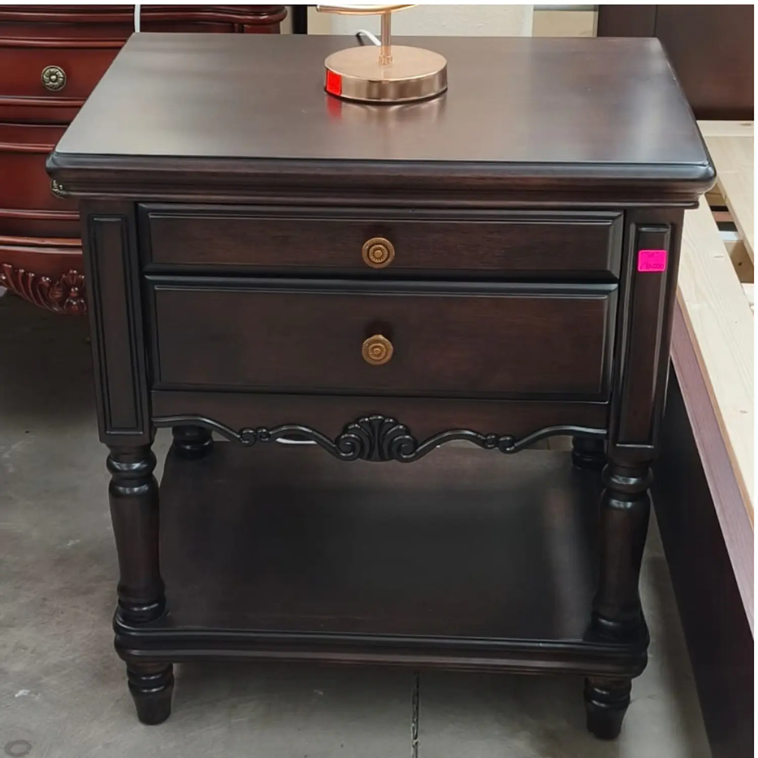 Velador de Madera Oscura 2 Cajones Tallado Clásico 7