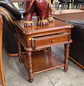 Mesa Lateral Madrid de Madera Clásica con Gaveta y Doble Estante - Miniatura 6