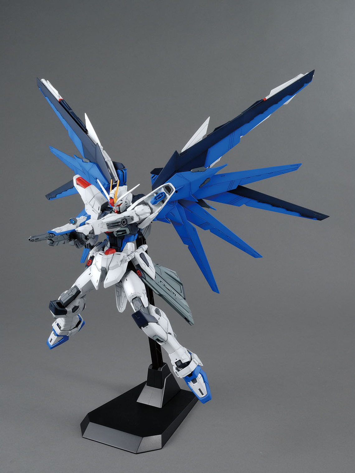 Freedom Gundam  Ver 2.0 MG ZGMF-X10A  3