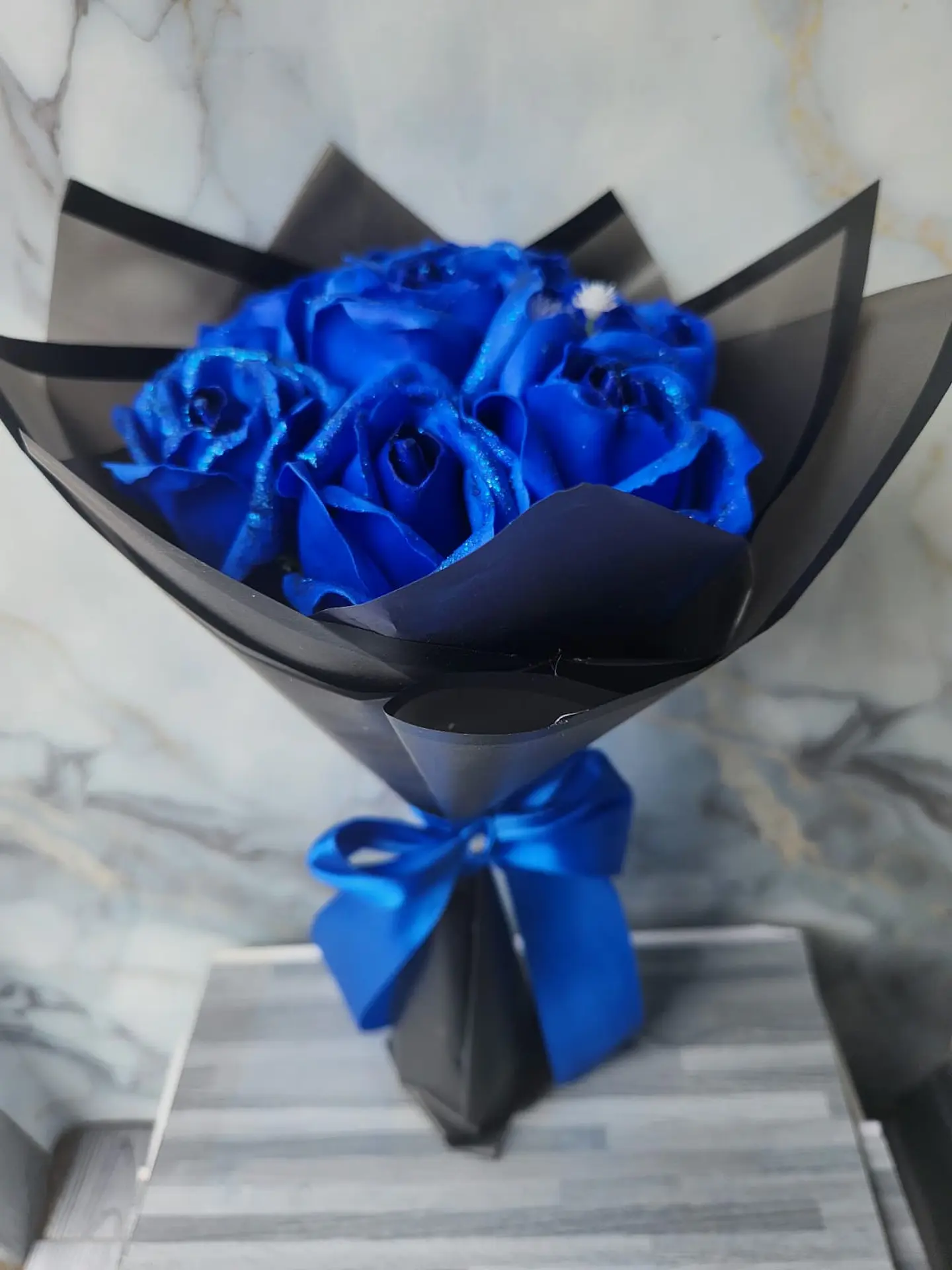 Arreglo de 6 rosas eternas azules 1