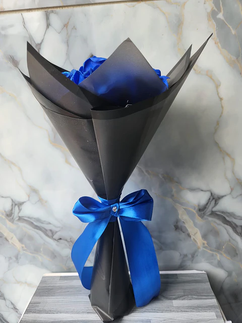 Arreglo de 6 rosas eternas azules