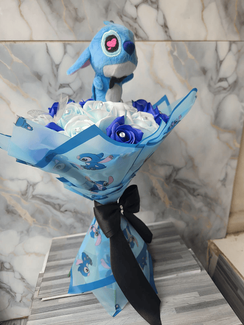🌺 Arreglo "Amor Travieso" (Stitch & Rosas Eternas) 💙