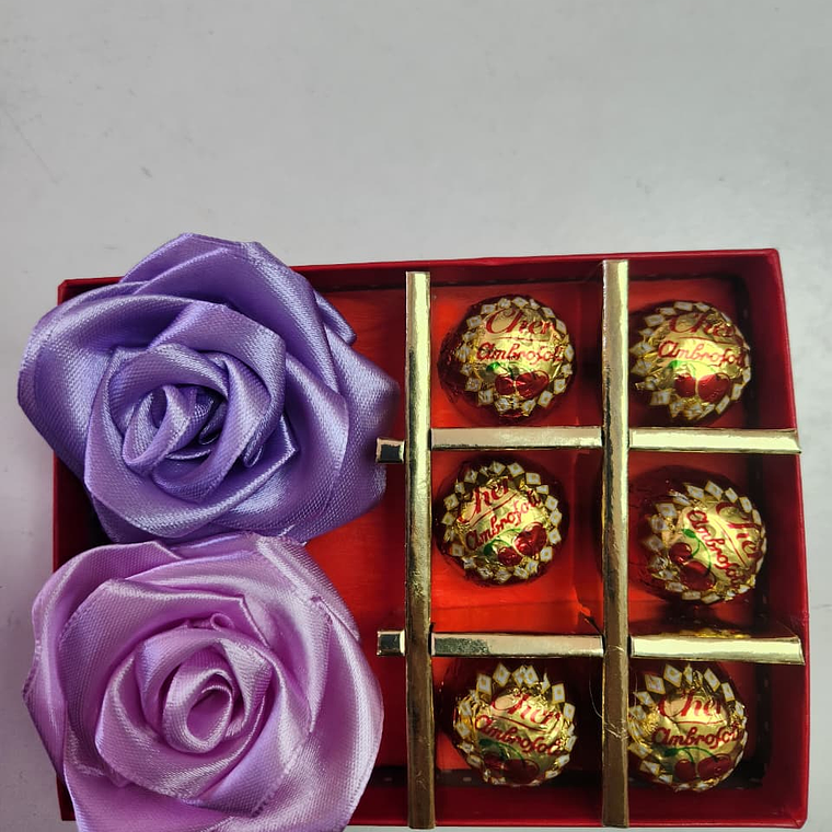 Caja de rosas cinta santin 2