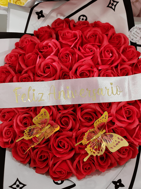 Arreglo de 50 rosas eternas