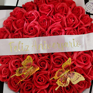 Arreglo de 50 rosas eternas