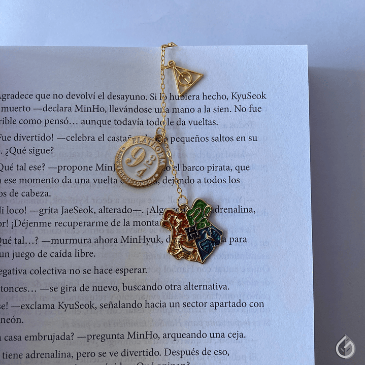 Marca Páginas Pluma Dorada - Mundo Mágico 3
