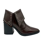 Botin para mujer solapa con tachas cafe Danicolle 1