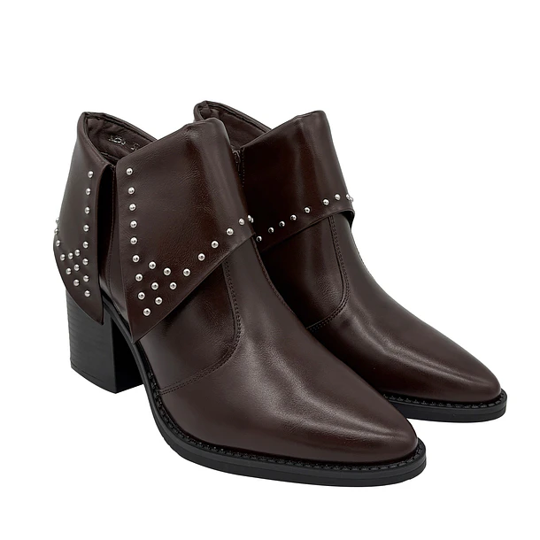 Botin para mujer solapa con tachas cafe Danicolle 2