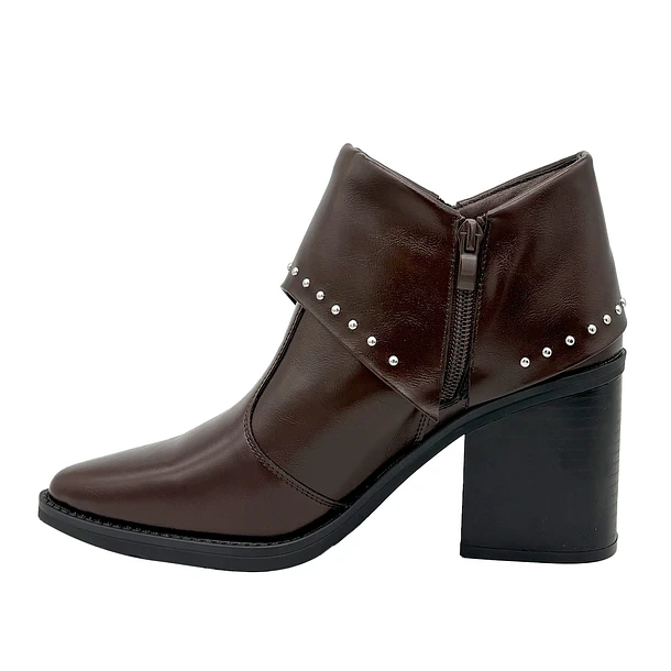 Botin para mujer solapa con tachas cafe Danicolle 3