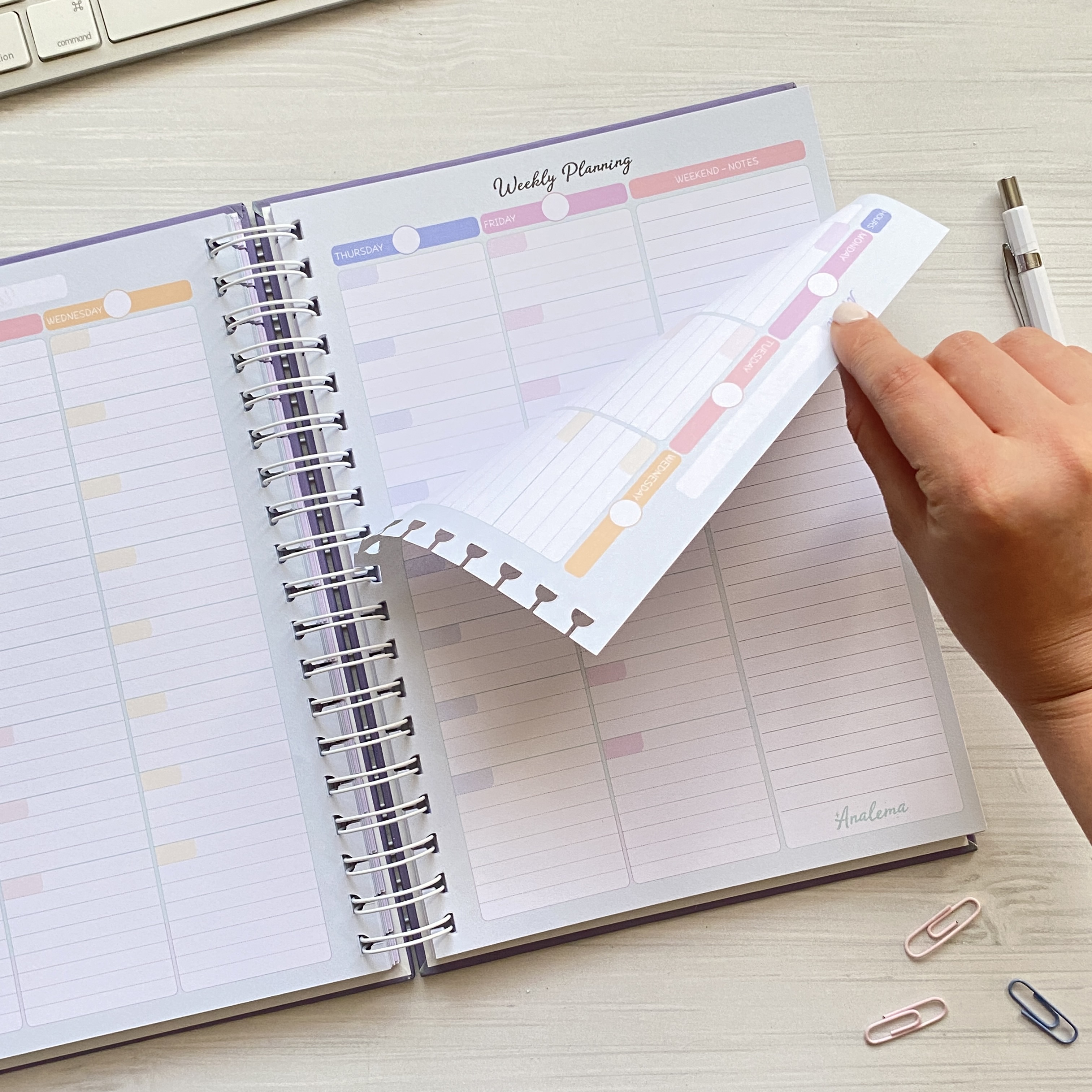 Teacher Planner 2027 en Inglés / color Sweet / Hojas Removibles + Regalos Preventa