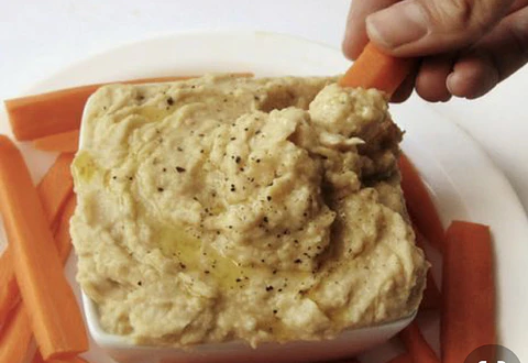 Hummus de garbanzo con cebolla caramelizada 