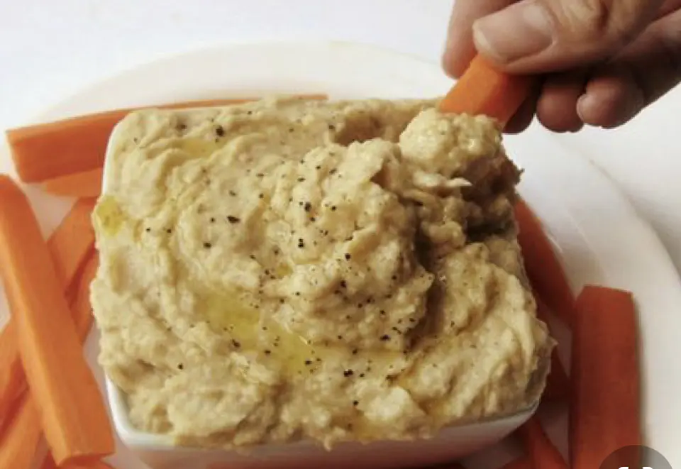 Hummus de garbanzo con cebolla caramelizada  1