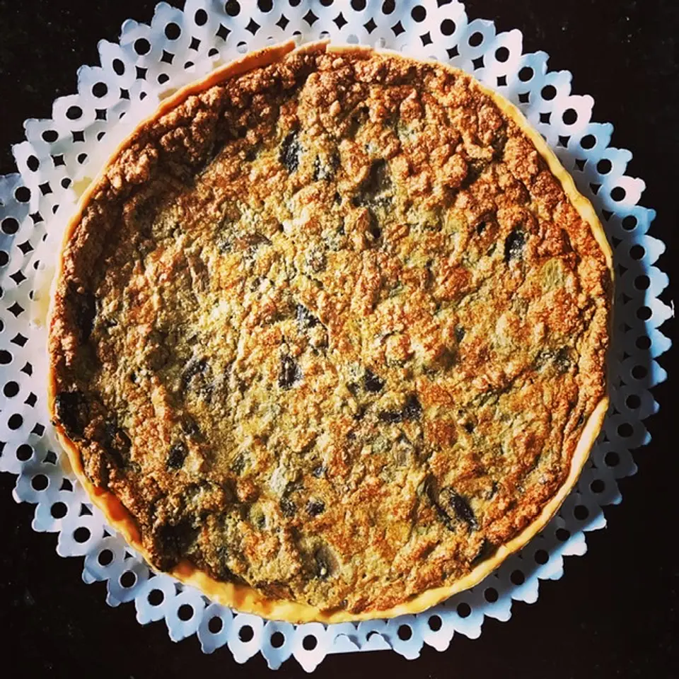 Quiche de cebolla  Caramelizada, pimentón y pollo 1