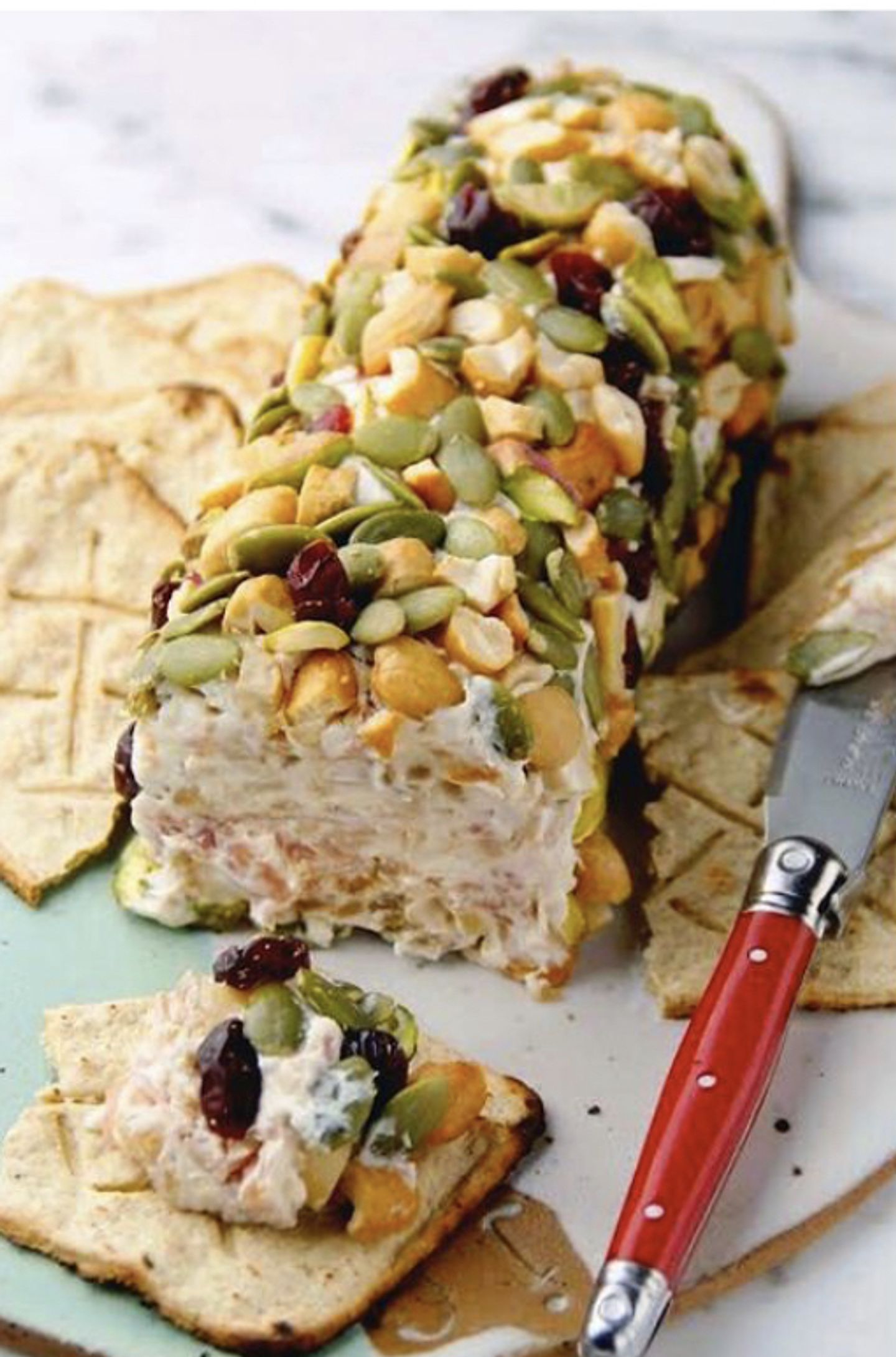 Rolls de queso crema con jamón serrano y frutos secos 1