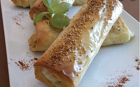 ROLLS DE MASA PHILO RELLENO CON CAMARORES Y PUERROS