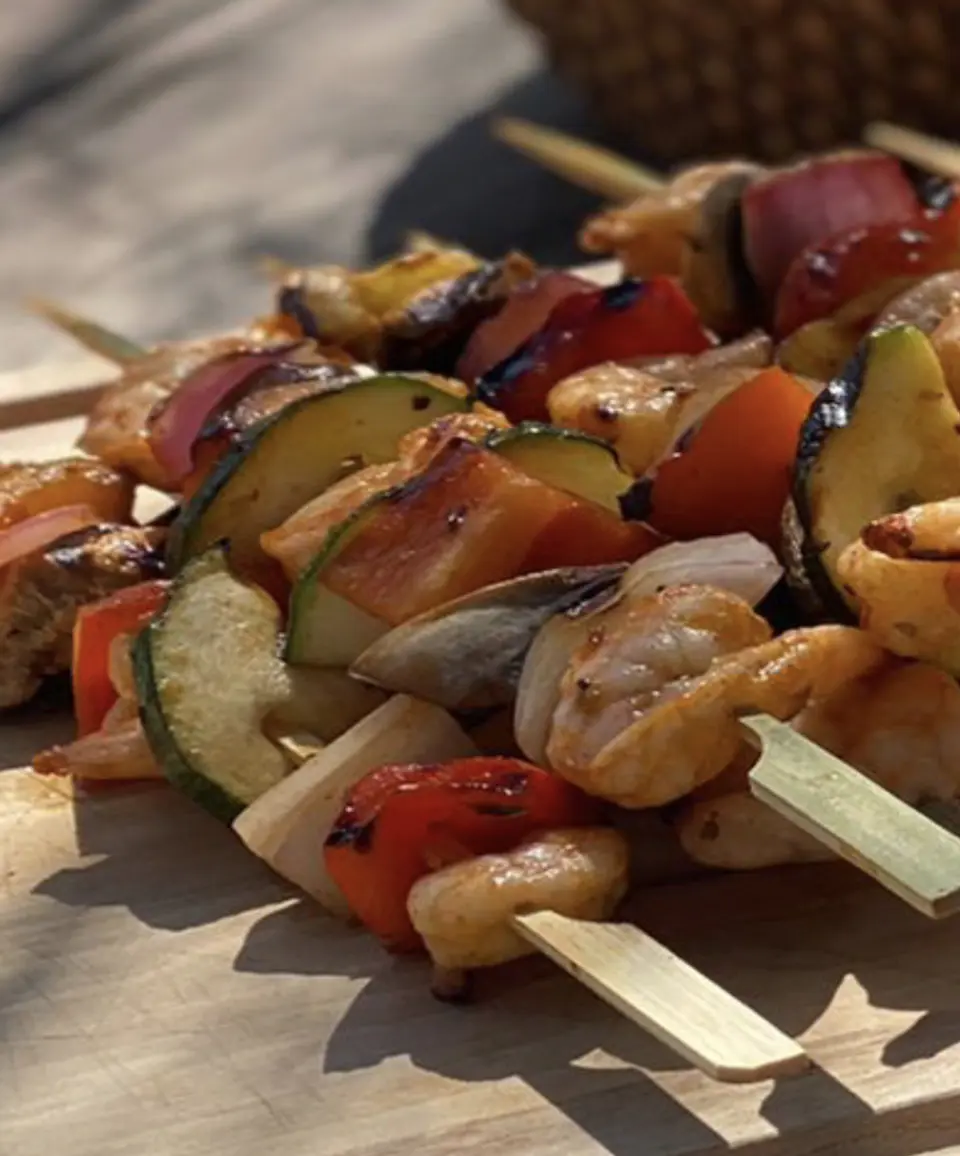 Brochetas de camarón con verduras 1