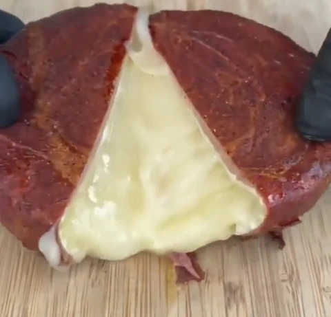 BRIE ENVUELTO EN JAMÓN SERRANO 