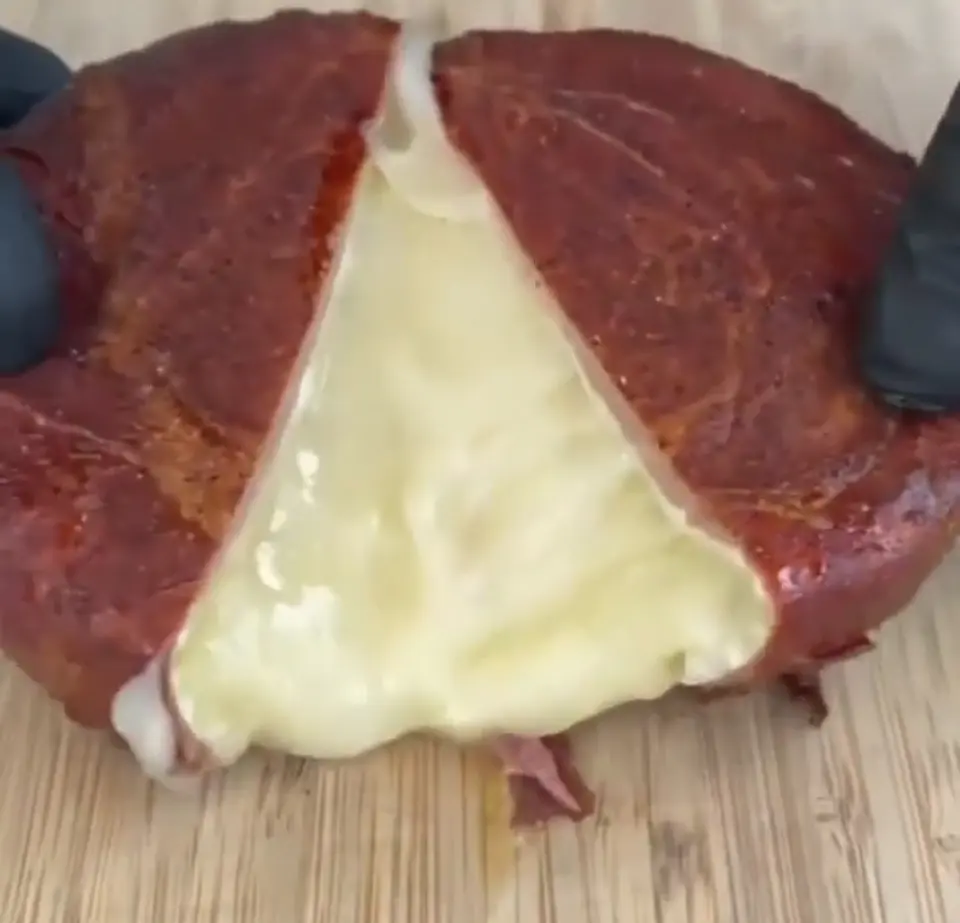BRIE ENVUELTO EN JAMÓN SERRANO  1