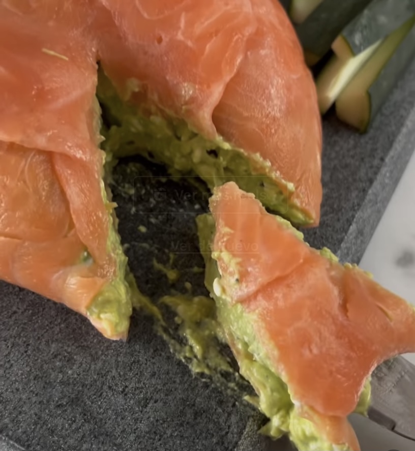 Sakana Rolls ( Palta Cebollín Cubierto de Atún con Salmón)