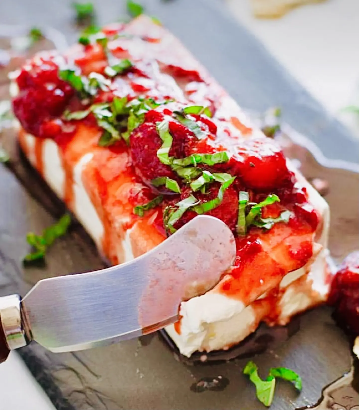 DIP DE QUESO CREMA CON FRUTILLAS Y ALBAHACA  1