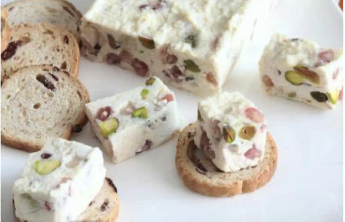 TURRON DE QUESO BRIE CON PISTACHIOS Y CRAMBERRIES 1