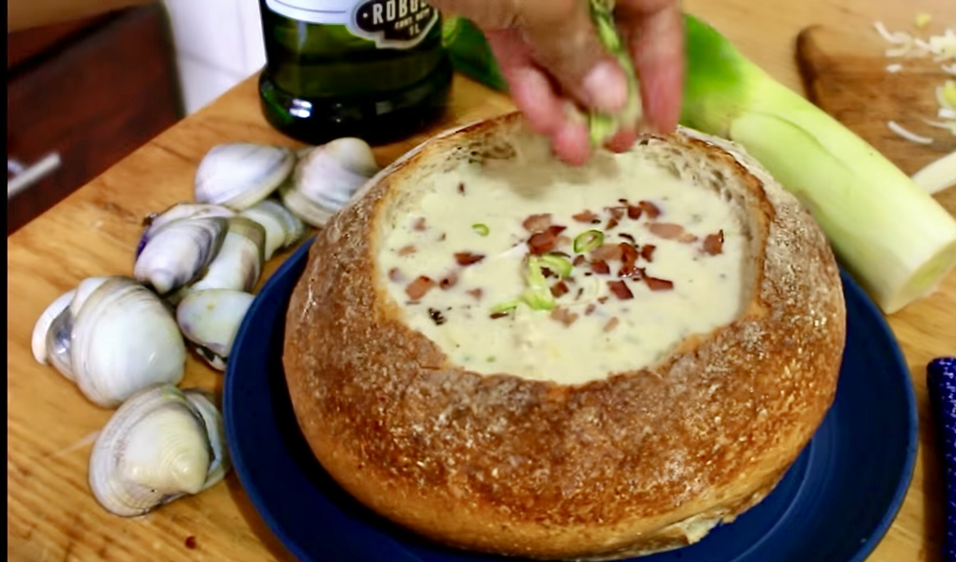 CLAM CHOWDER EN PAN DE CAMPO