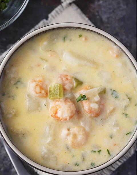 SHRIMP CHOWDER EN PAN DE CAMPO