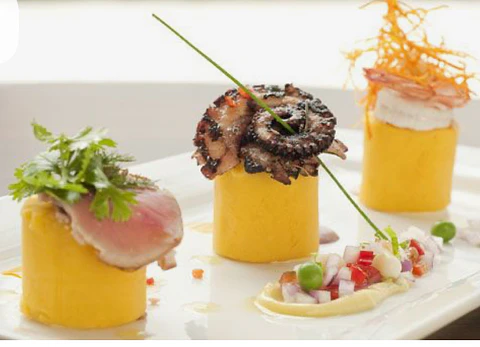 MINI  CAUSA LIMEÑA DE CAMARON Y PULPO