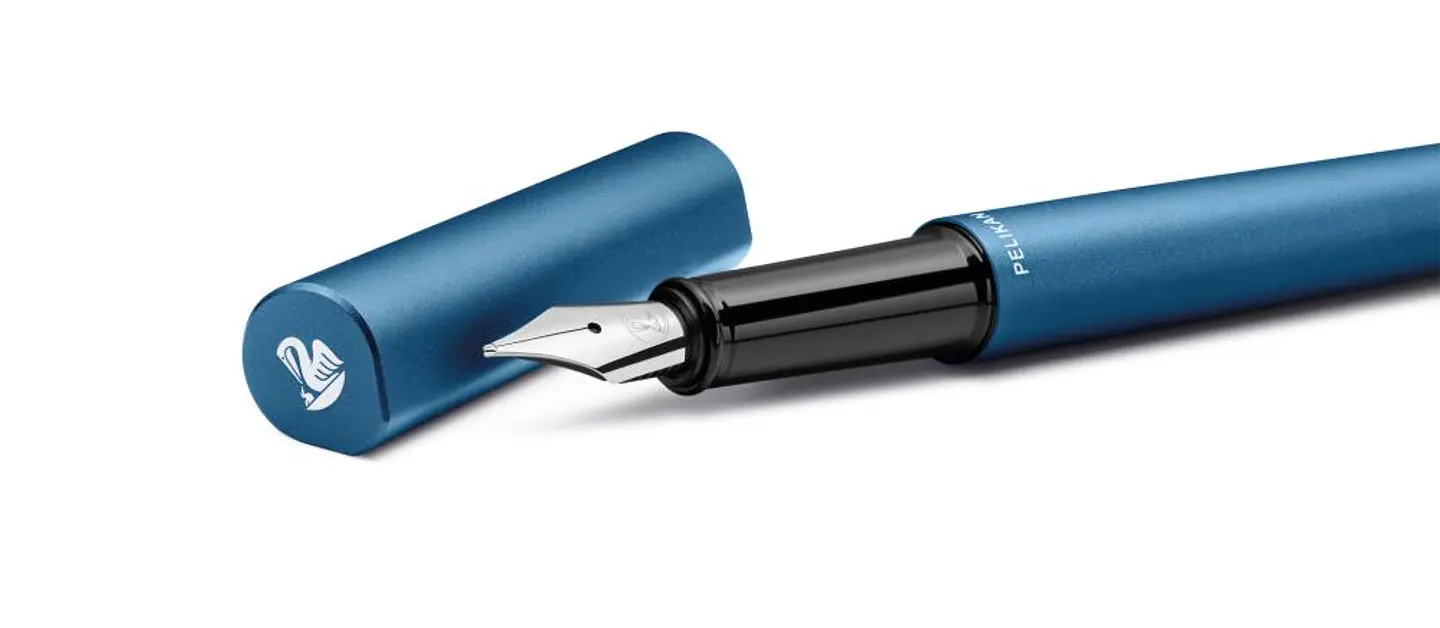 Pluma Pelikan Ineo Elements Azul en Caja 2