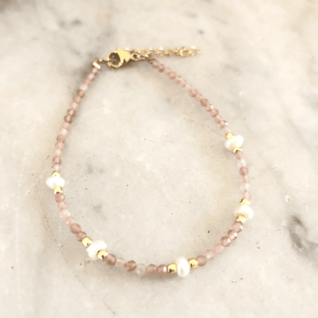 Pulsera rosa con mostacillas y perlas bañada en oro 16cm alargue 3cm BB00149
