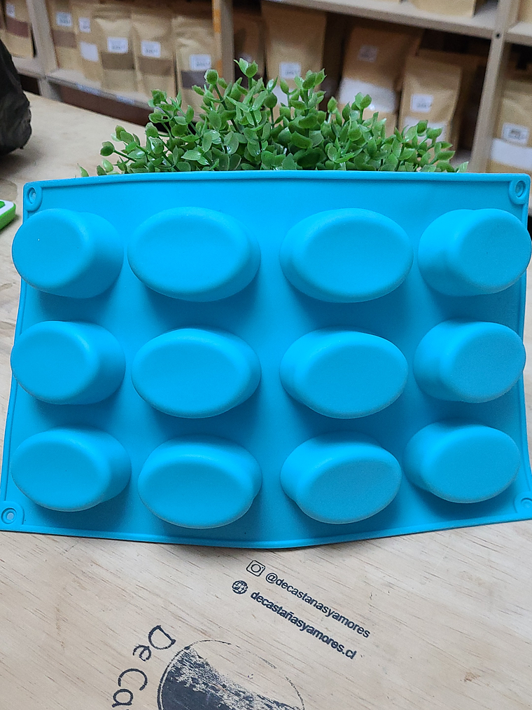 Molde ovalado pequeño 24 grs apróx  1