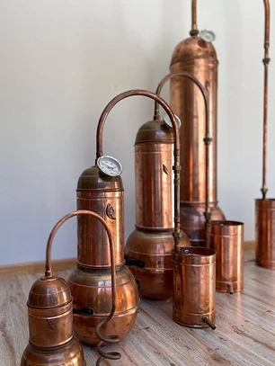 Alambique o destilador de cobre para aceites esenciales de 5, 10, 15, 30,50 y 100 litros. 