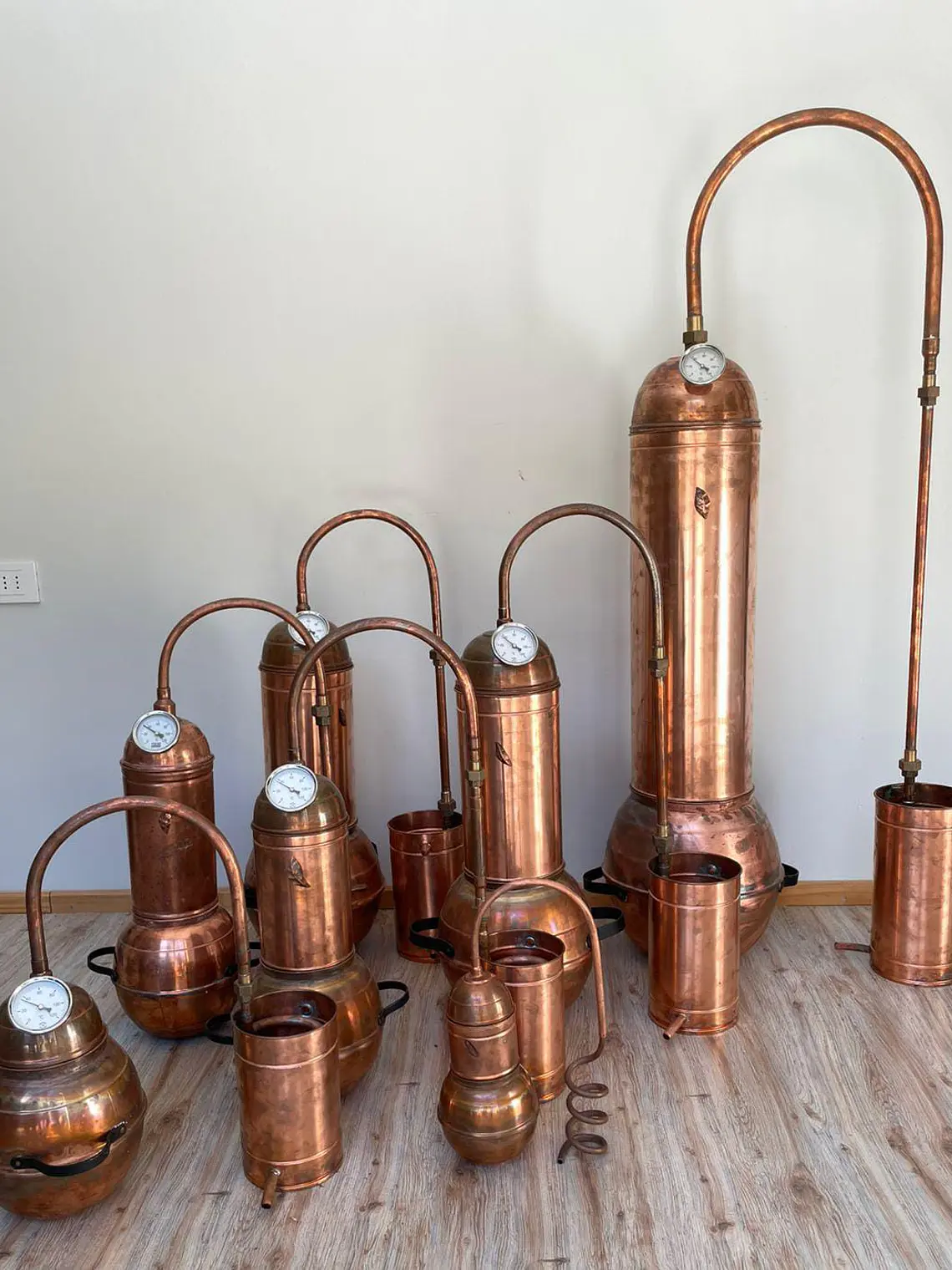 Alambique o destilador de cobre para aceites esenciales de 5, 10, 15, 30,50 y 100 litros.  2